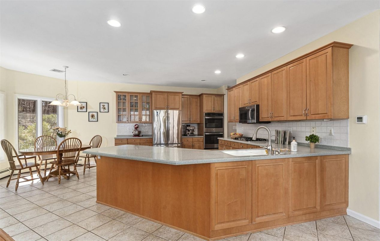 Dining room, Interior, Kitchen, Pendant Lights, Recessed Lighting, Stainless Steel Appliances