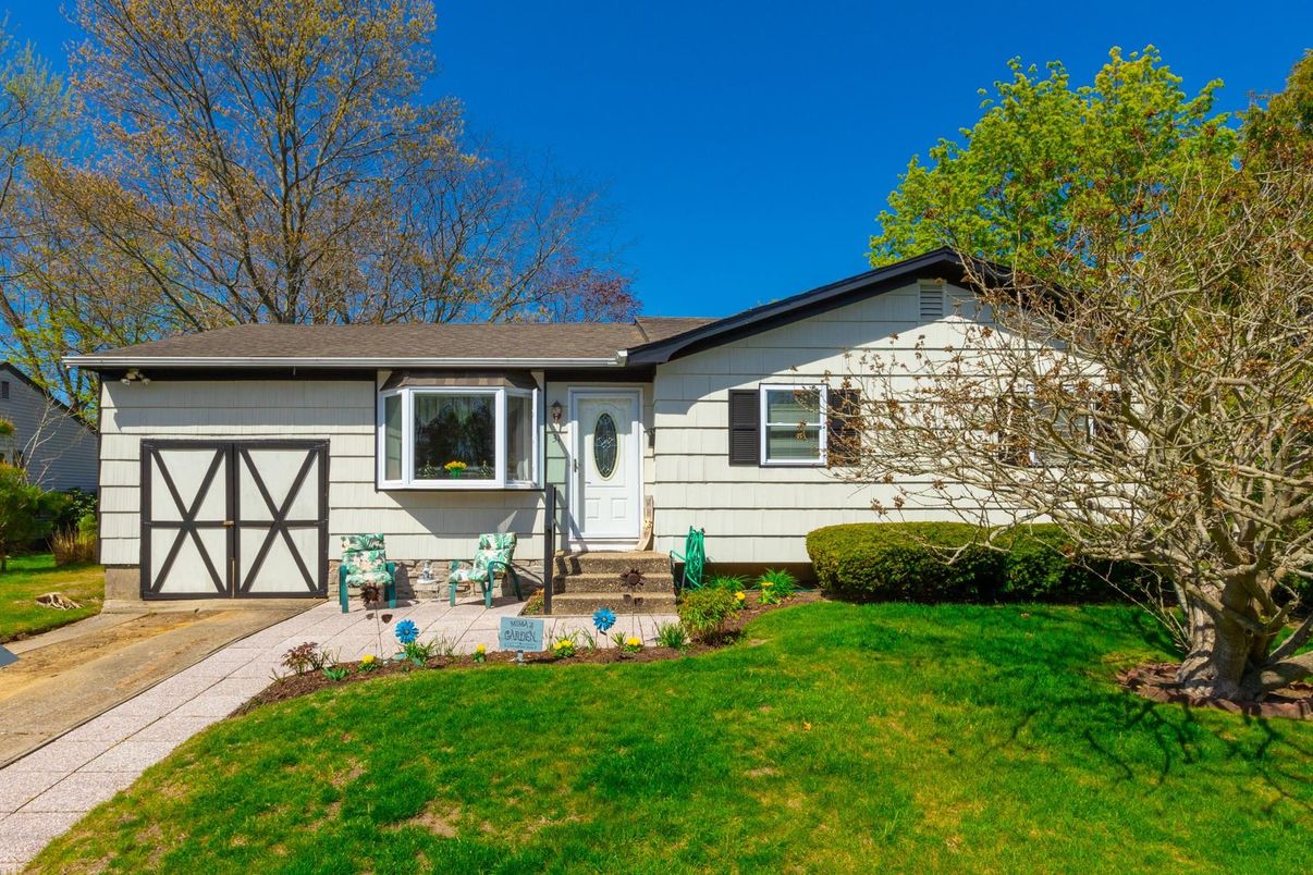 Attached, Exterior, Facade, Ranch