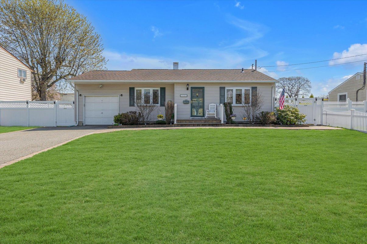 Attached, Exterior, Facade, Ranch