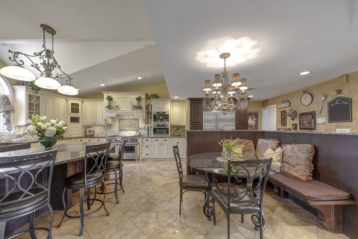 Chandelier, Dining room, Interior, Kitchen, Pendant Lights, Recessed Lighting, Stainless Steel Appliances
