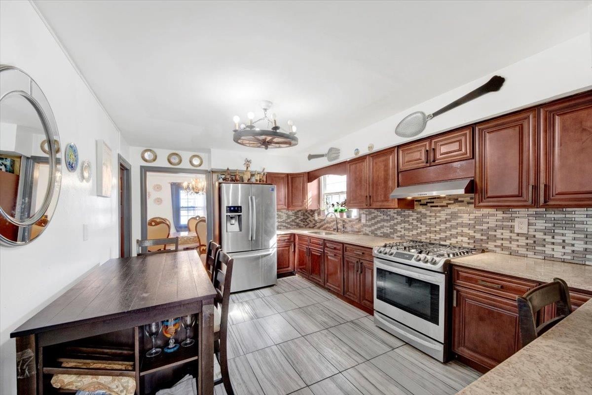 Chandelier, Dining room, Interior, Kitchen, Stainless Steel Appliances