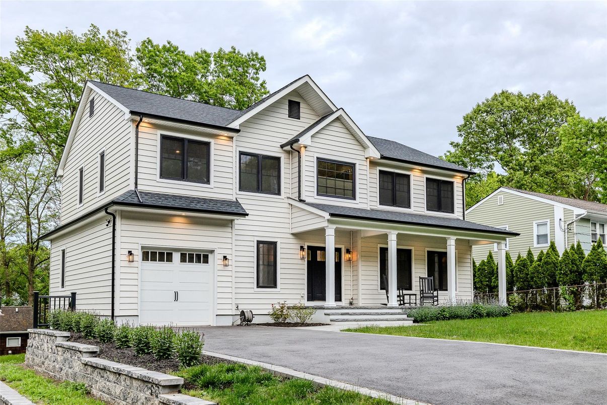Attached, Exterior, Facade, Farmhouse