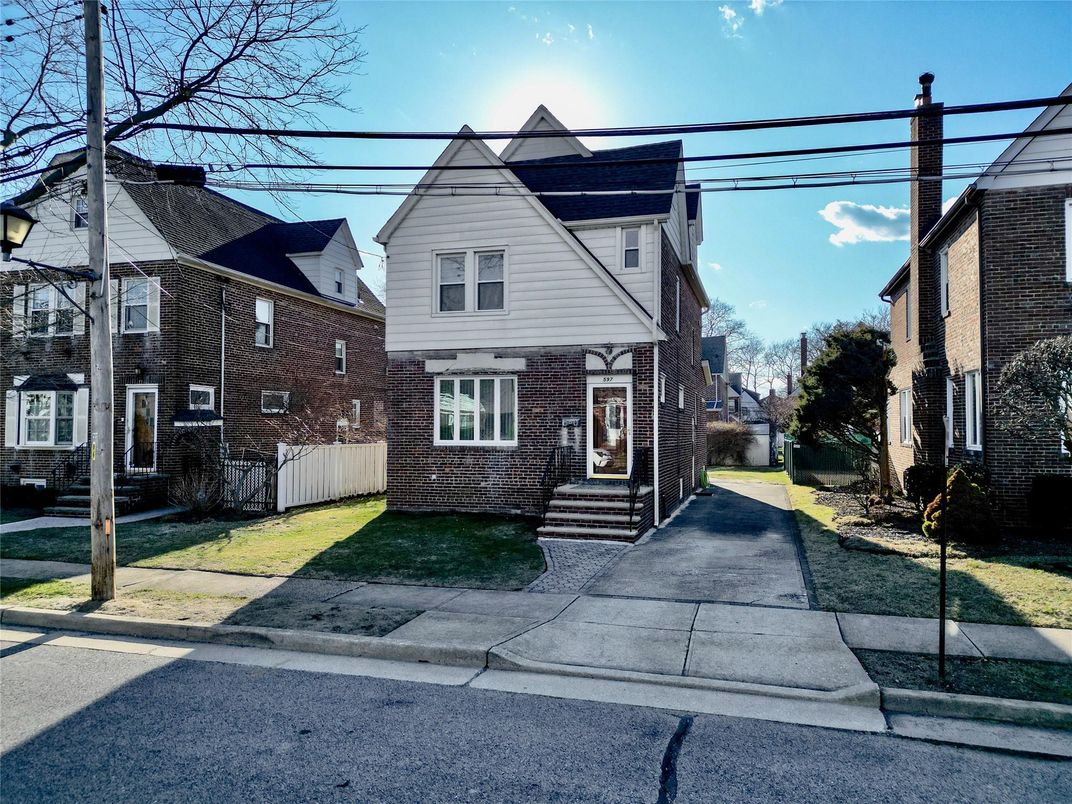 Exterior, Facade, Brick Facade, Queen Anne Victorian