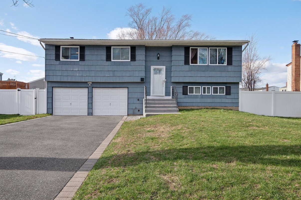 Attached, Exterior, Facade, Raised Ranch