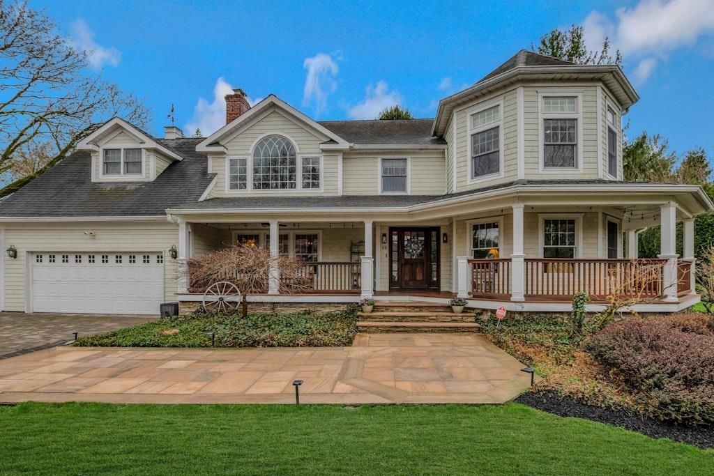 Attached, Exterior, Facade, Queen Anne Victorian