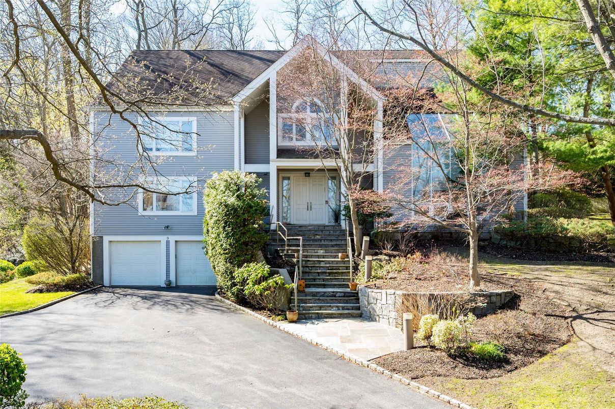 Attached, Exterior, Facade, Raised Ranch