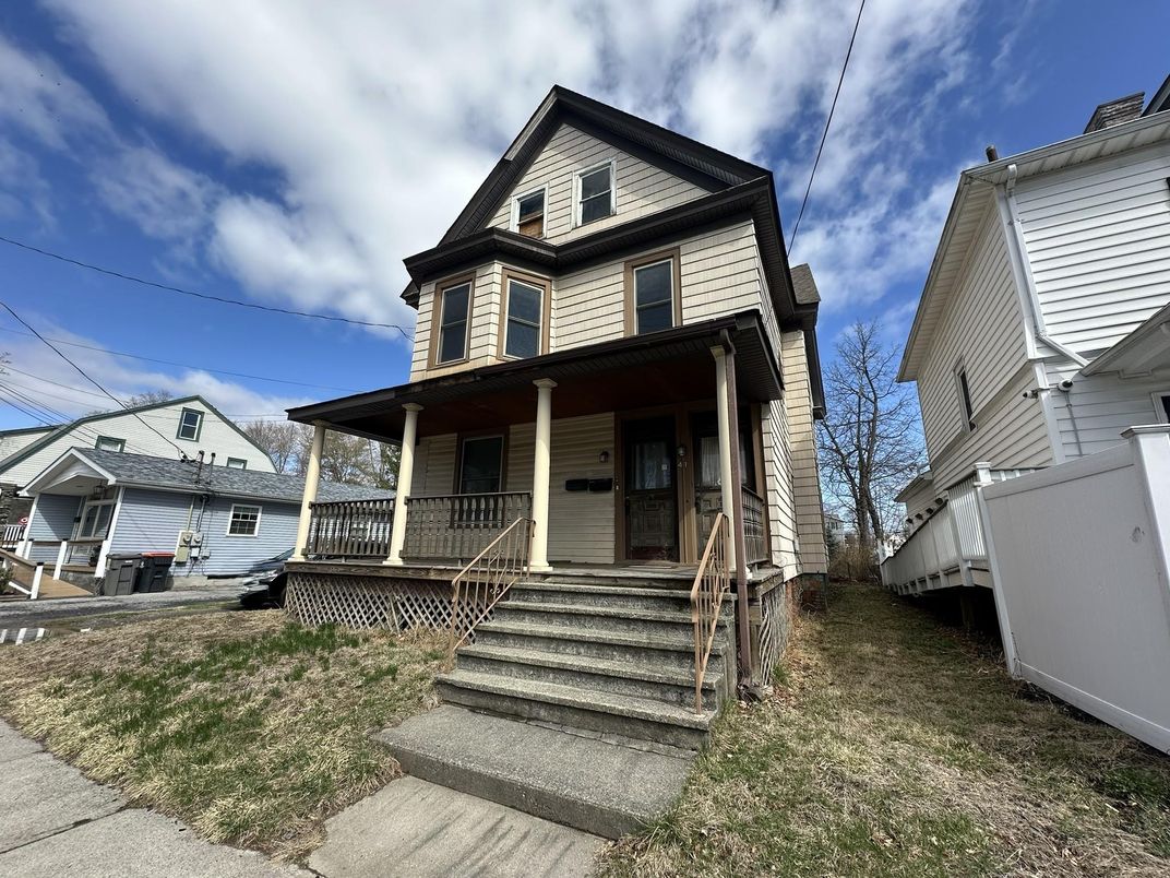 Exterior, Facade, Queen Anne Victorian
