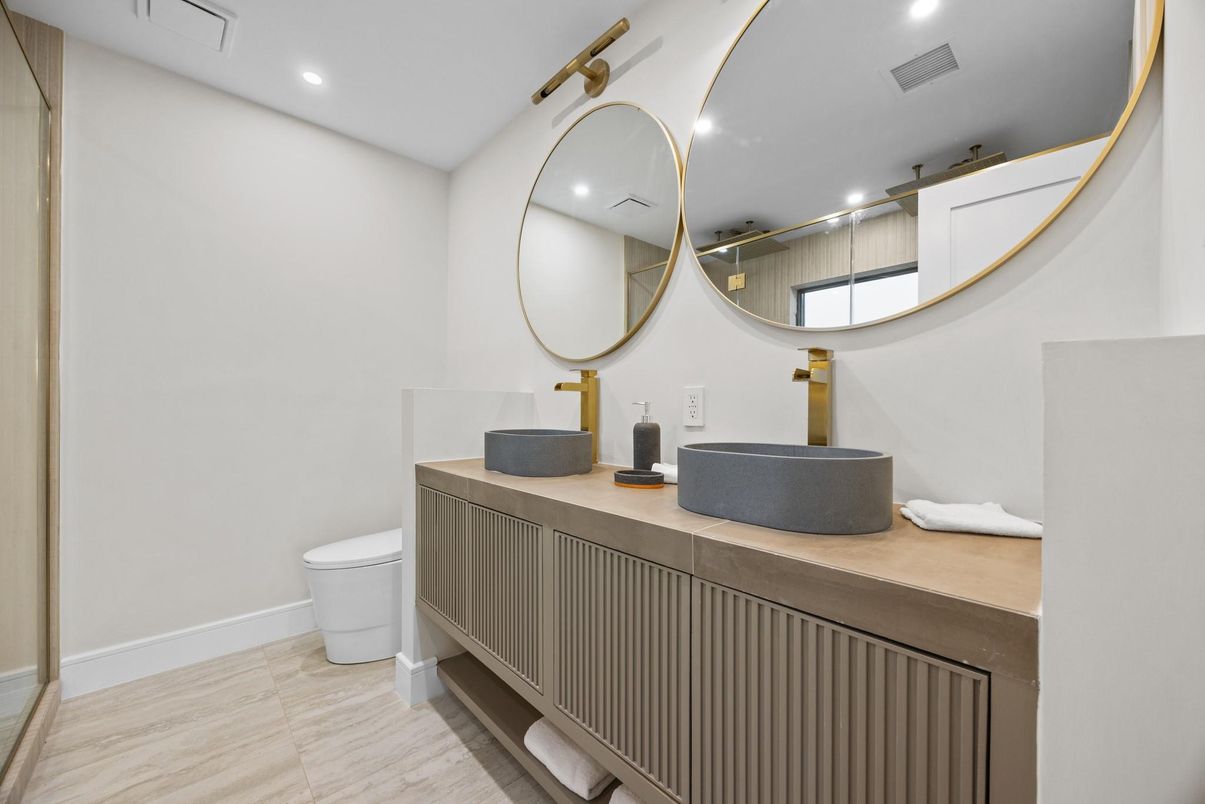 Bathroom, Dual Sink Vanities, Interior, Recessed Lighting
