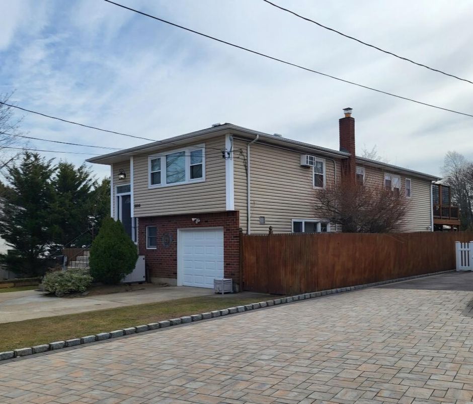 Attached, Exterior, Facade, Brick Facade, Raised Ranch