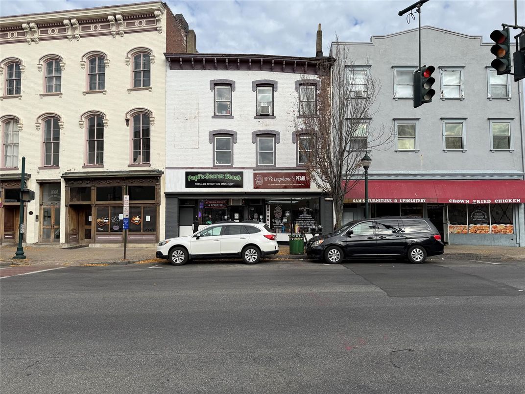 Exterior, Facade, Rowhouse