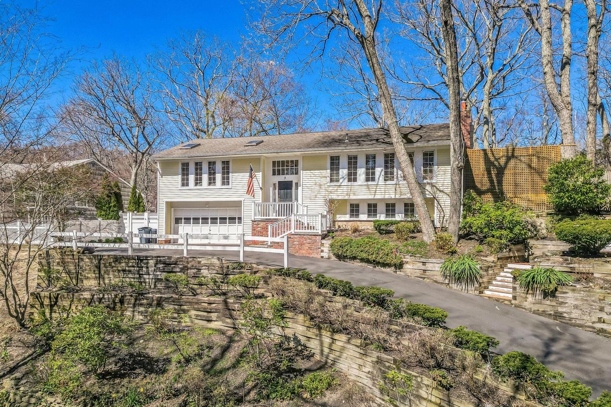 Attached, Exterior, Facade, Raised Ranch