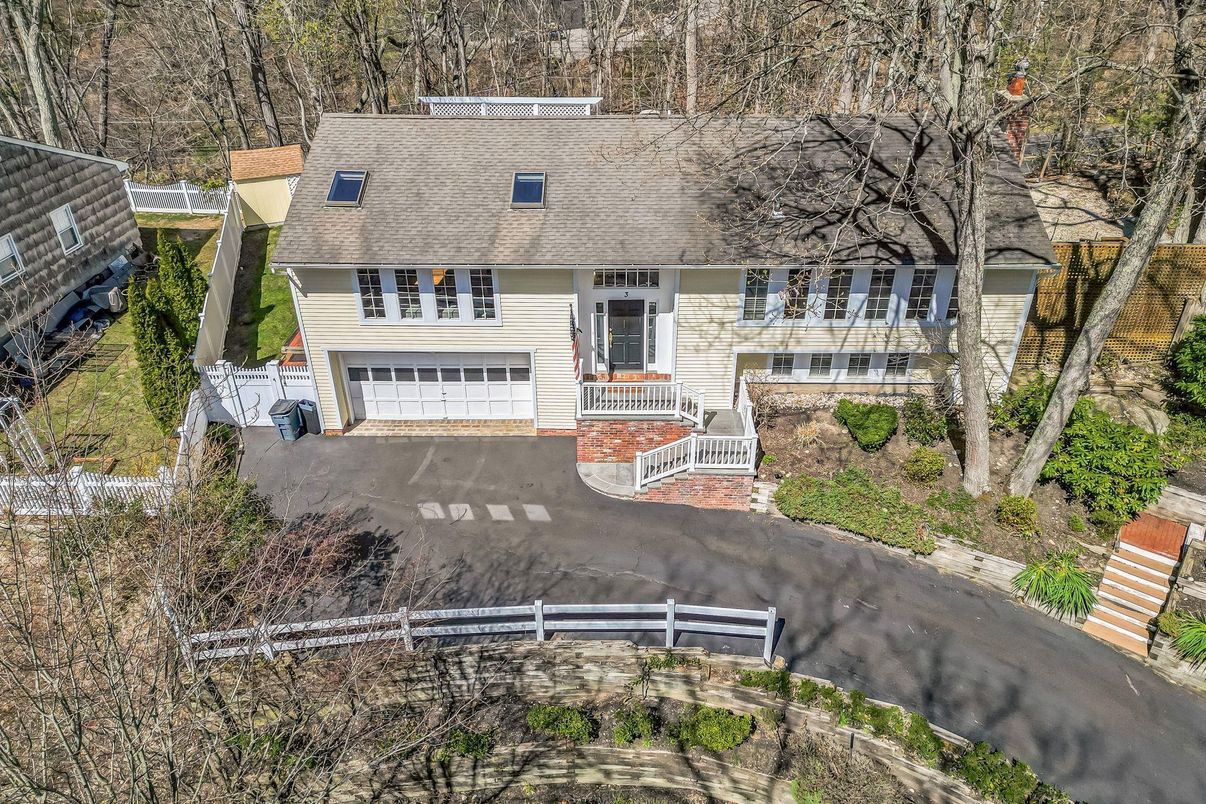 Attached, Exterior, Facade, Cape Cod