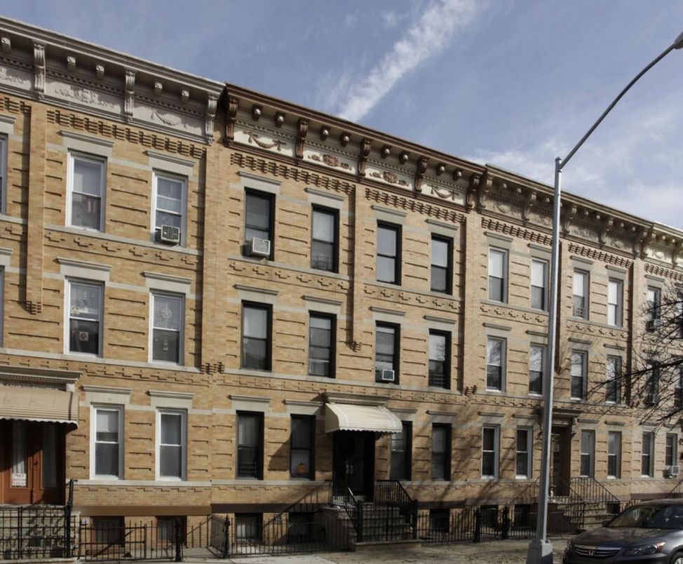 Exterior, Facade, Rowhouse
