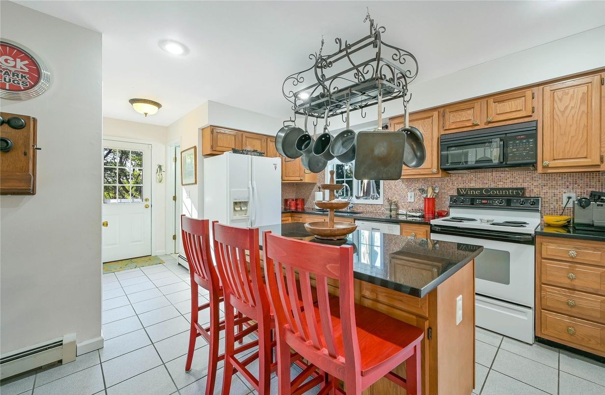 Dining room, Interior, Kitchen, Recessed Lighting, Stainless Steel Appliances