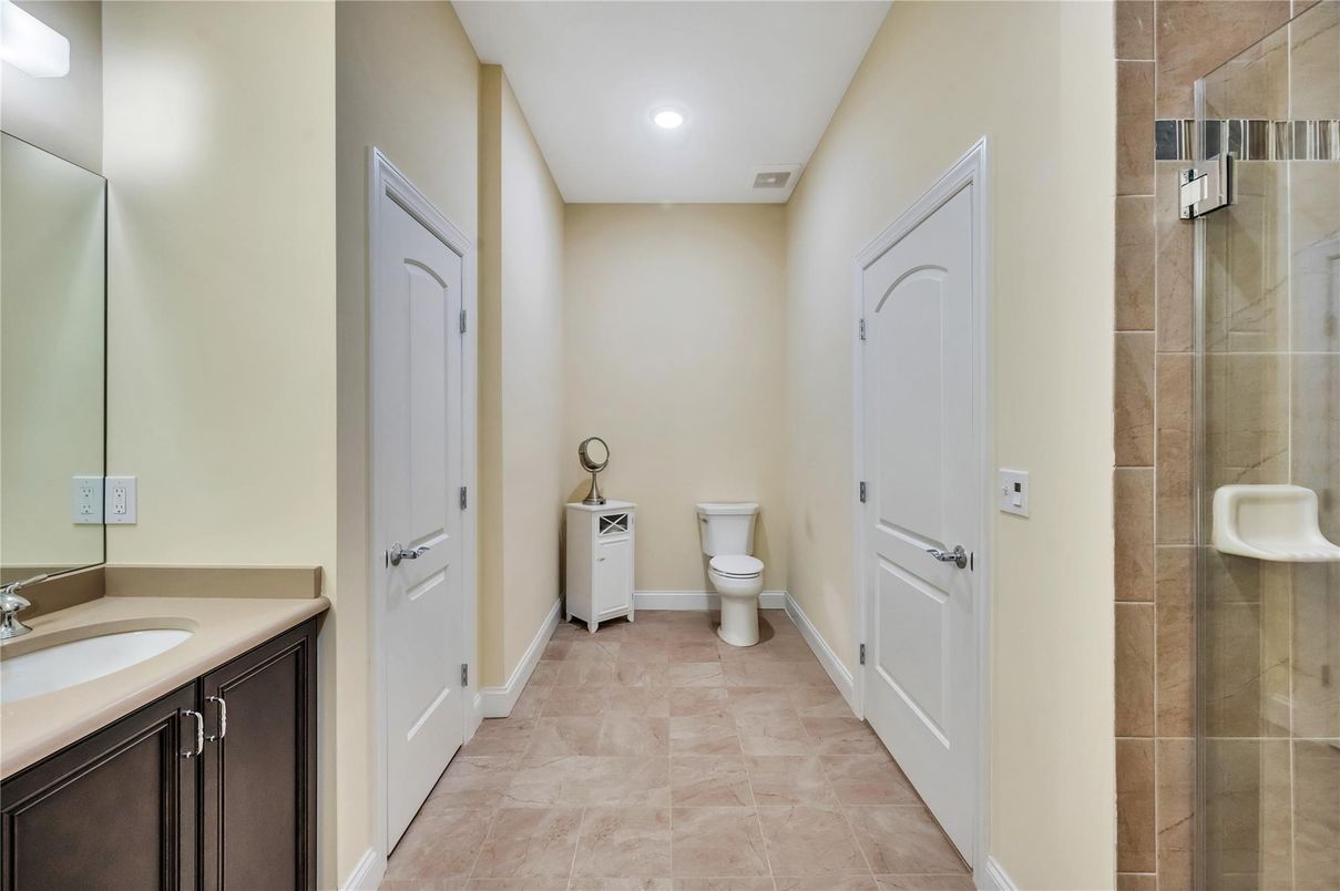 Bathroom, Dual Sink Vanities, Interior, Recessed Lighting