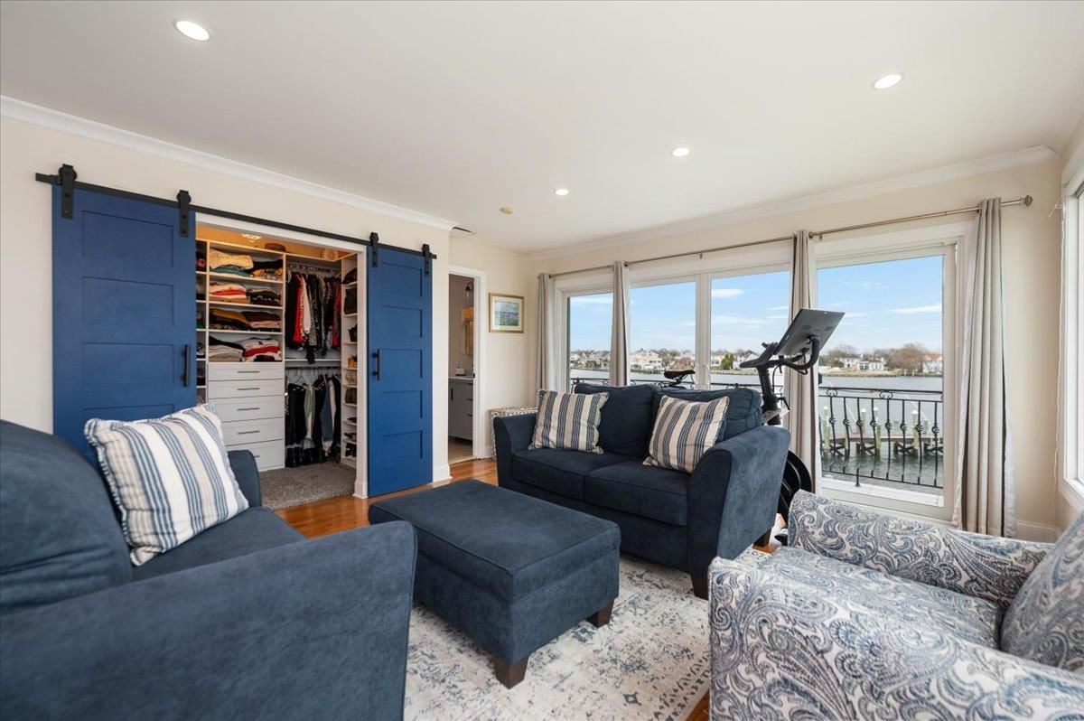 Fitness Equipment, Interior, Living room, Recessed Lighting, Wood Texture Flooring