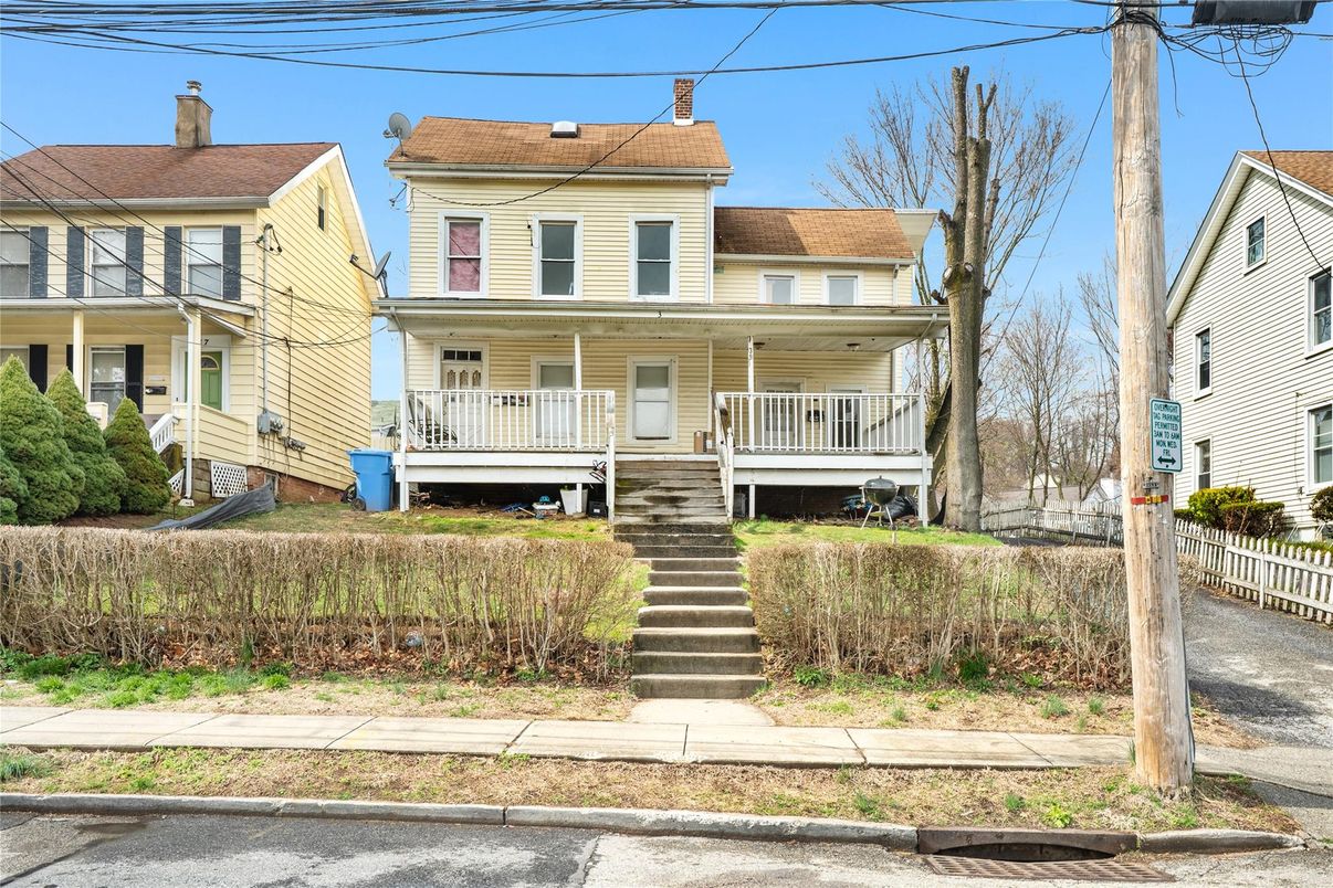 Exterior, Facade, American Foursquare
