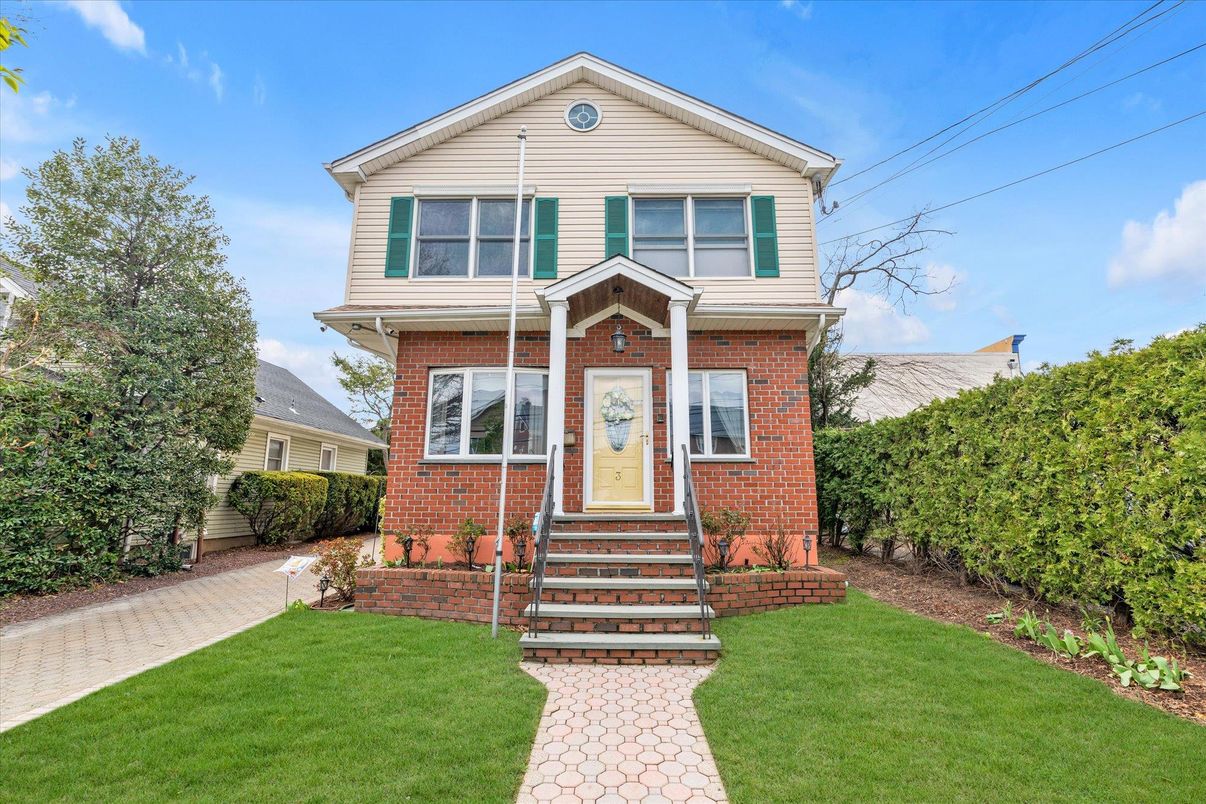 Exterior, Facade, Brick Facade, Queen Anne Victorian