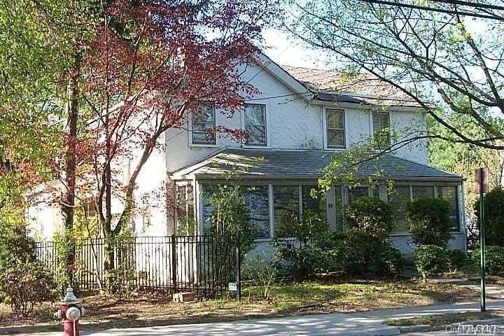Exterior, Facade, American Foursquare