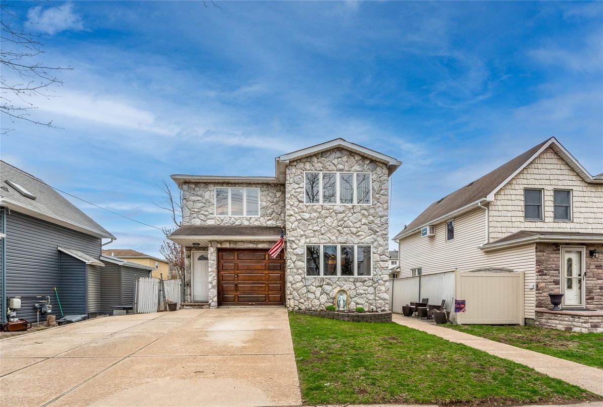 Attached, Exterior, Facade, Brick Traditional