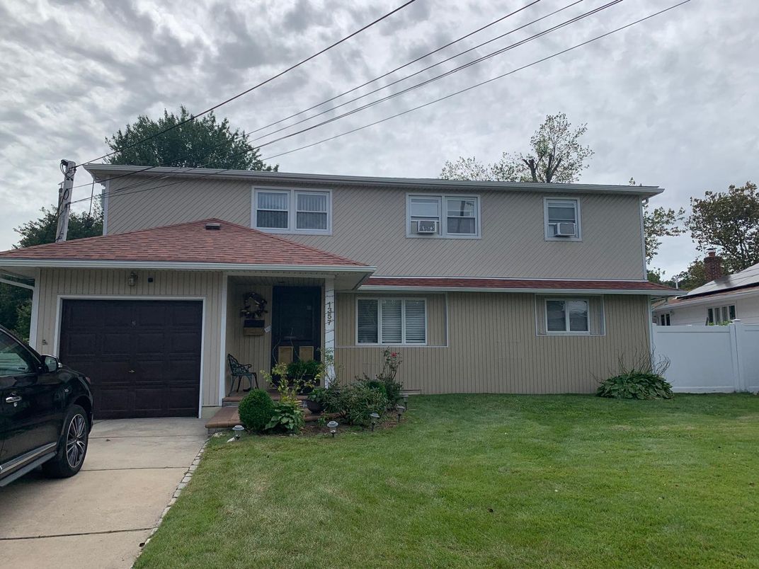 Attached, Exterior, Facade, Split Level