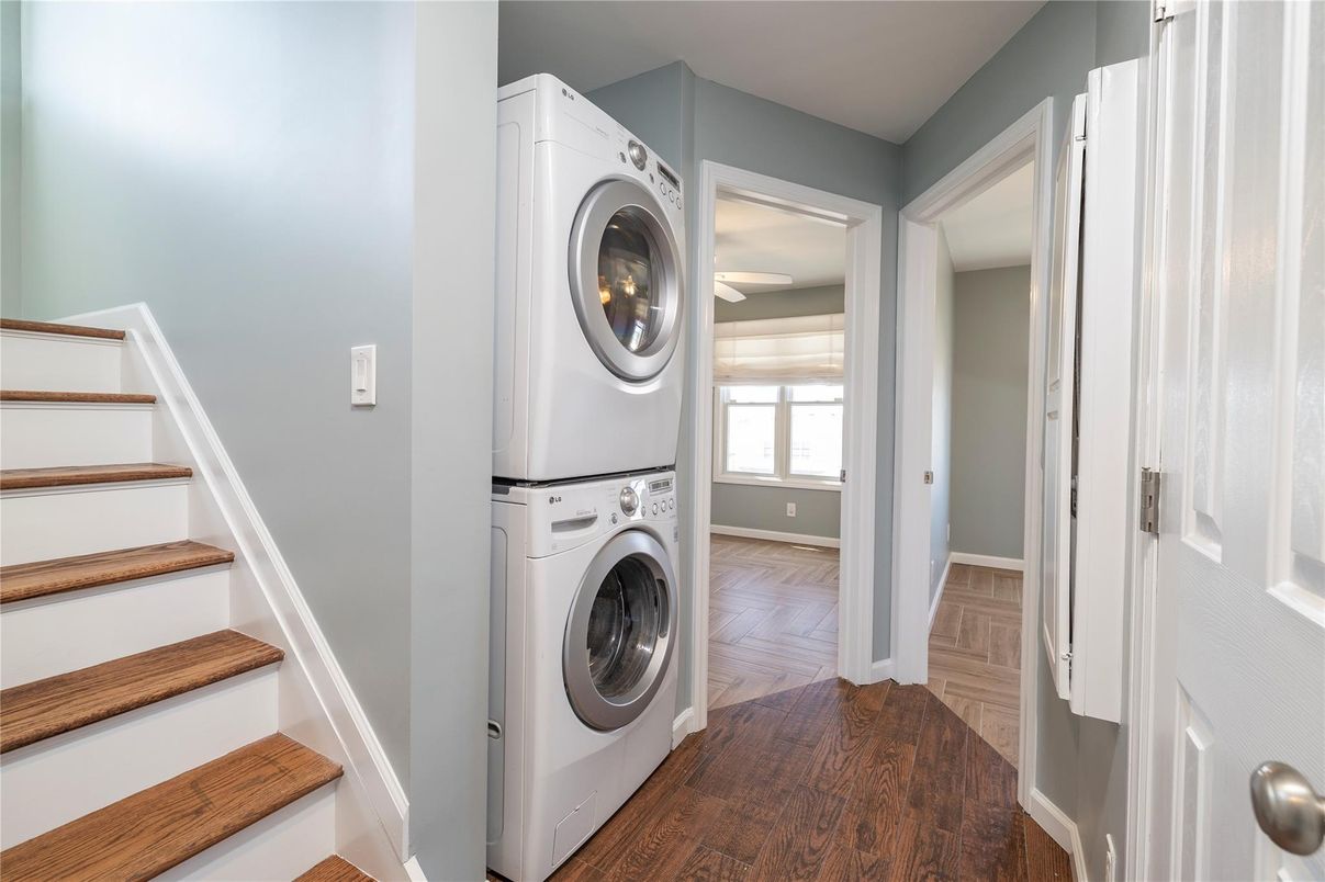 Interior, Utility Closets, Washer, Wood Texture Flooring