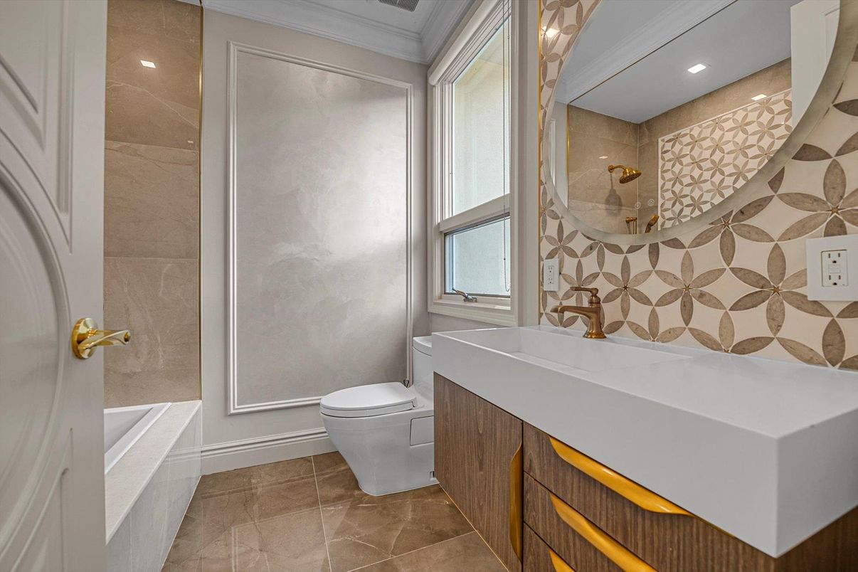 Bathroom, Interior, Recessed Lighting