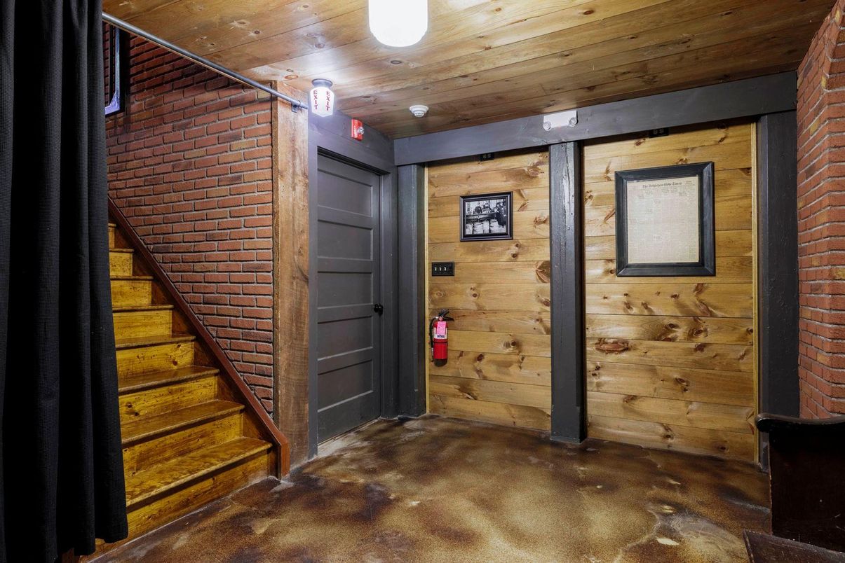 Empty room, Interior, Wooden Ceilings, Wooden Walls