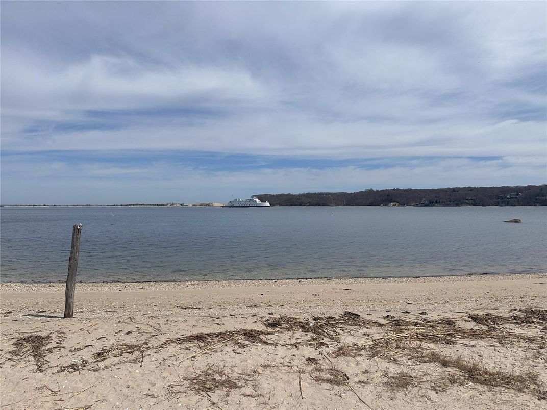 Exterior, Lake