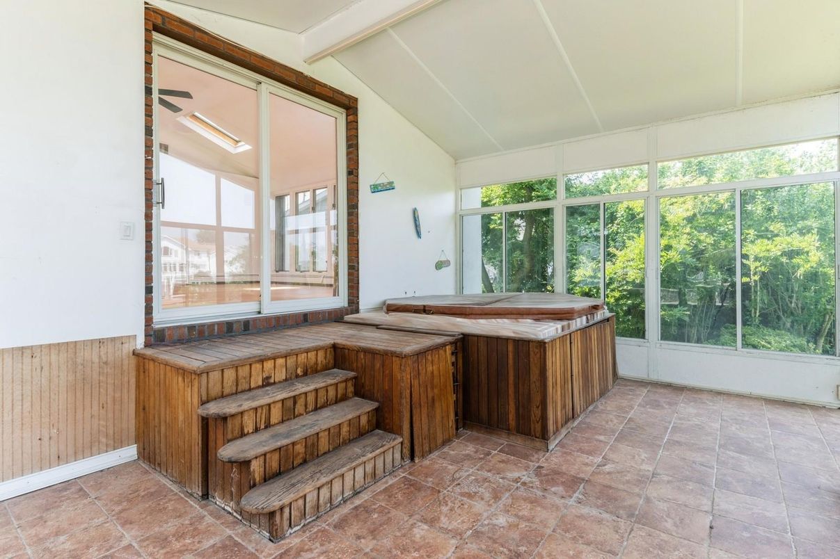 Hot Tub, Interior, Sun Room