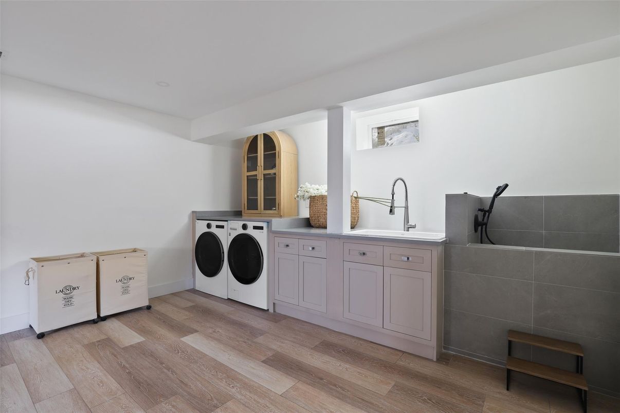 Interior, Washer, Wood Texture Flooring