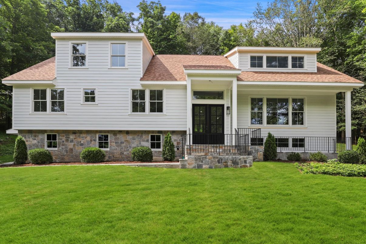 Exterior, Facade, Split Level