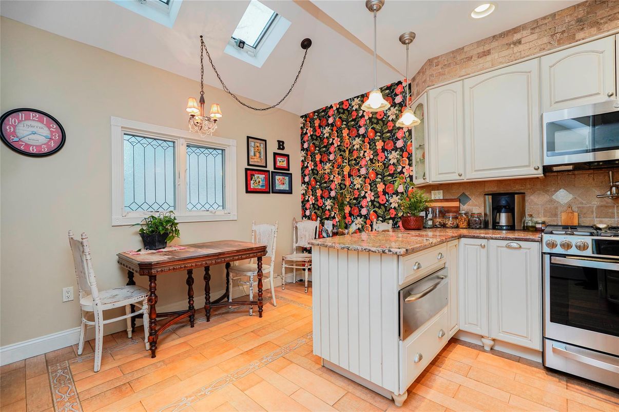 Chandelier, Dining room, Interior, Kitchen, Pendant Lights, Recessed Lighting, Stainless Steel Appliances, Wood Texture Flooring