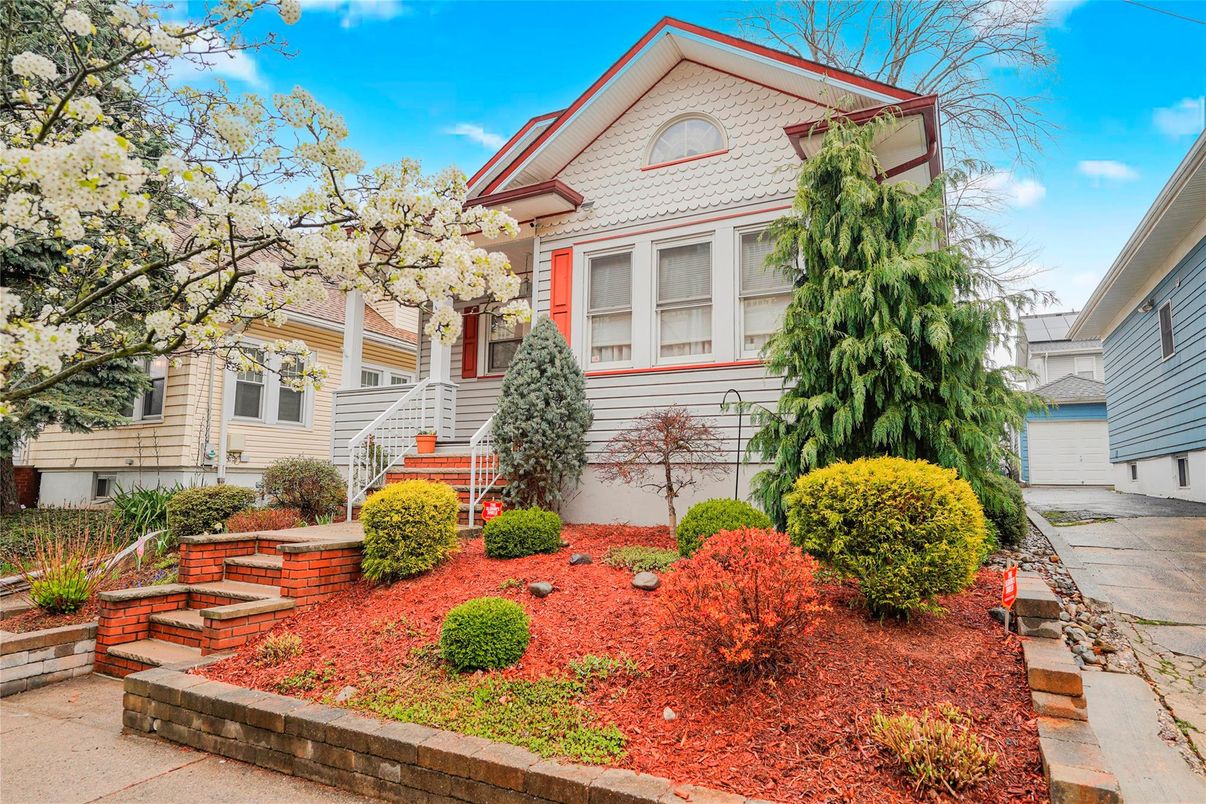 Exterior, Facade, Queen Anne Victorian