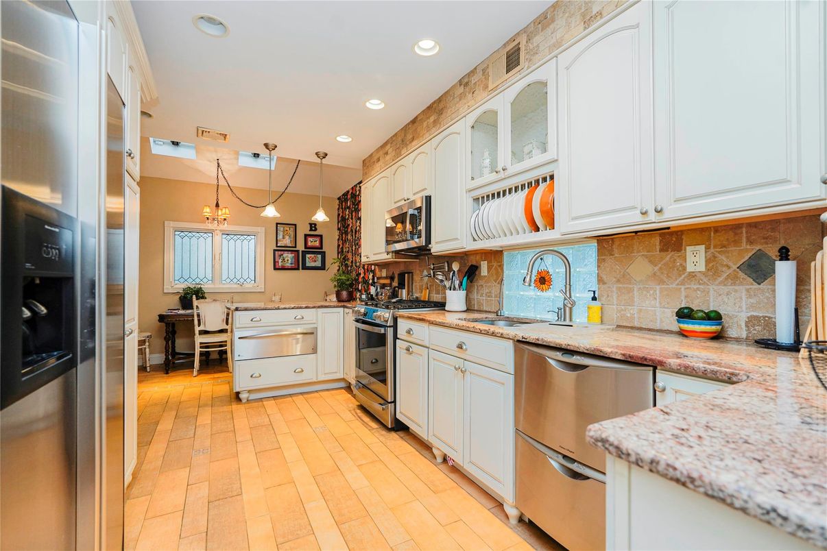 Dining room, Interior, Kitchen, Pendant Lights, Recessed Lighting, Stainless Steel Appliances