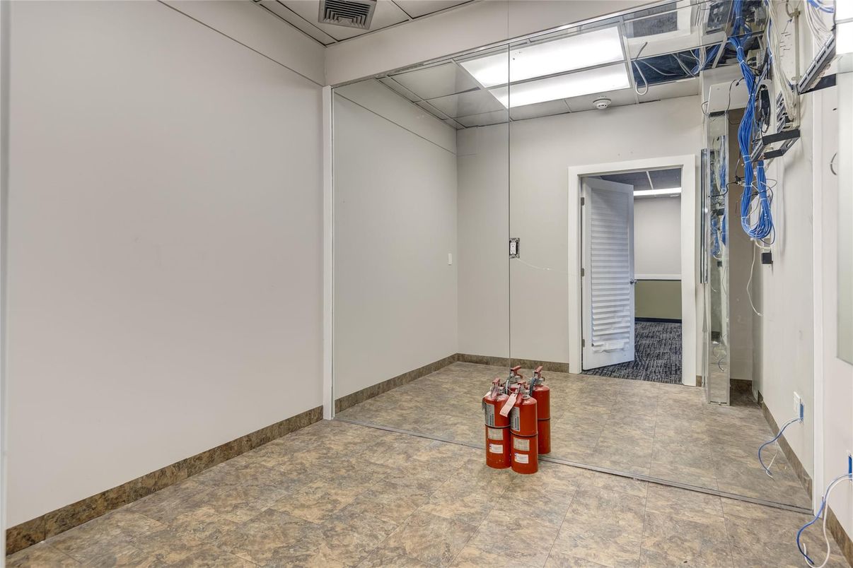 Empty room, Interior