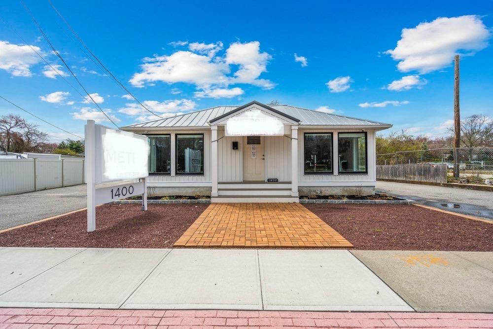 Exterior, Facade, None