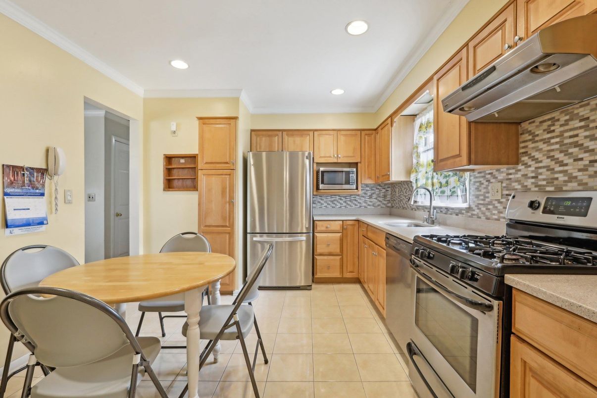 Dining room, Interior, Kitchen, Recessed Lighting, Stainless Steel Appliances