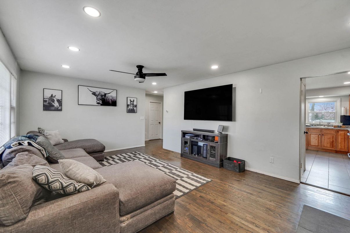 Interior, Living room, Recessed Lighting, Wood Texture Flooring