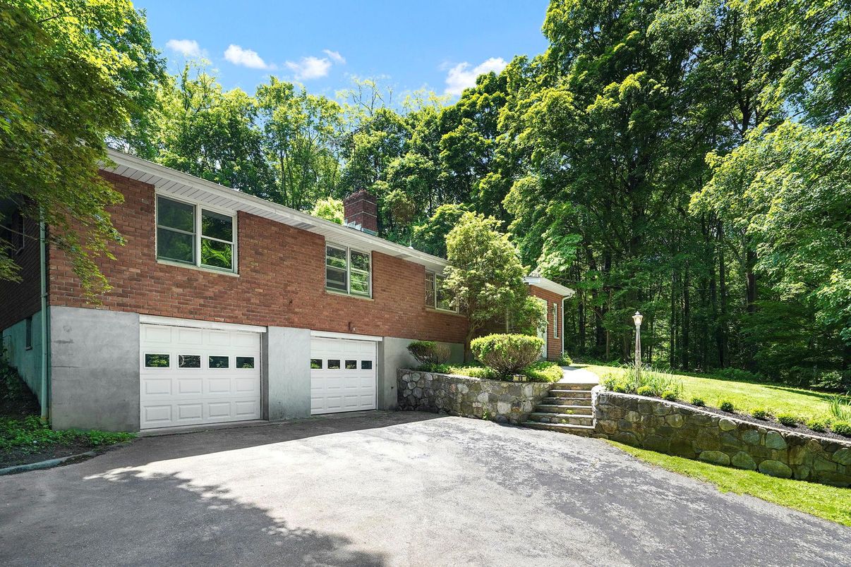Attached, Exterior, Facade, Brick Facade, Raised Ranch