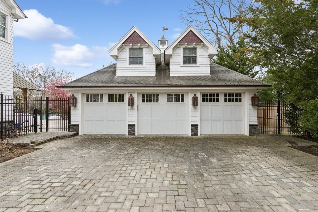 Attached, Exterior, Facade, Cape Cod