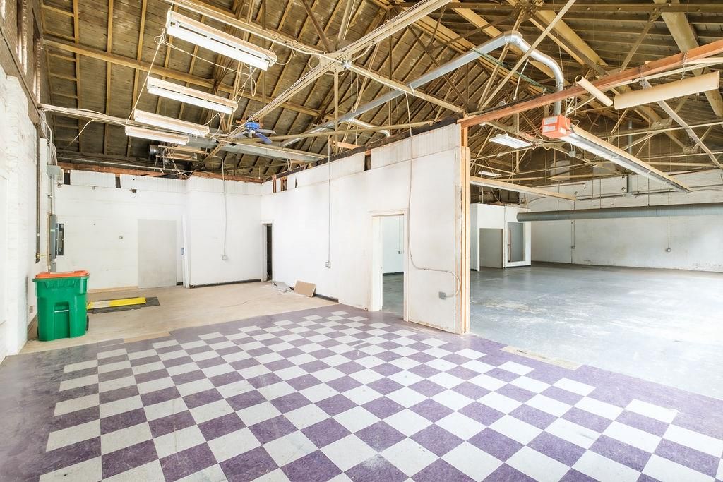 Garage, Interior, Wooden Beams