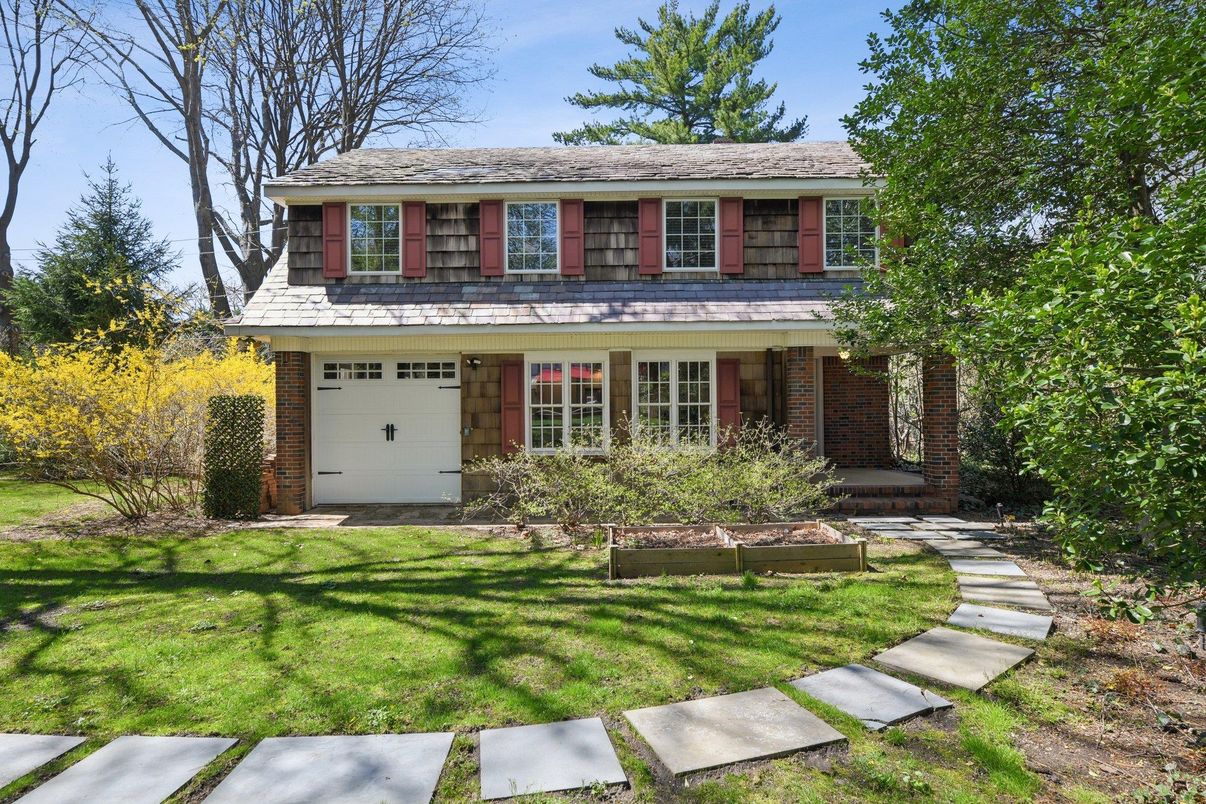 Attached, Exterior, Facade, Brick Facade, Georgian