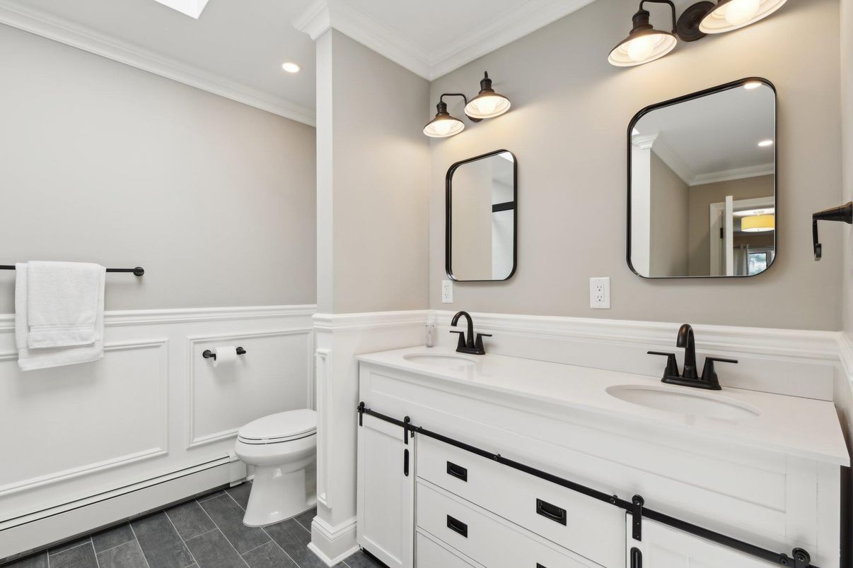Bathroom, Dual Sink Vanities, Interior, Recessed Lighting