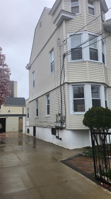 Exterior, Facade, Rowhouse