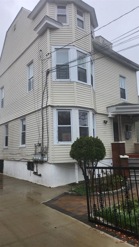 Exterior, Facade, Rowhouse