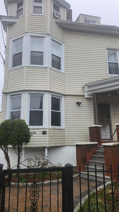 Exterior, Facade, American Foursquare