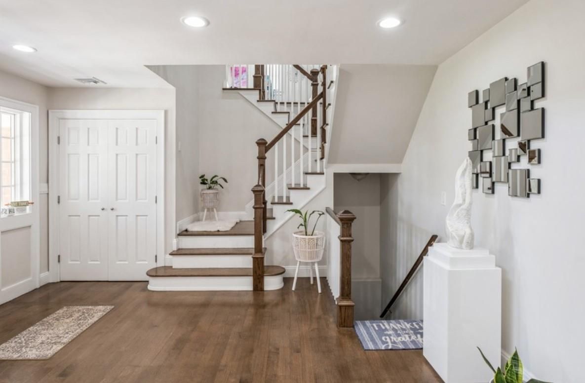 Interior, Recessed Lighting, Wood Texture Flooring
