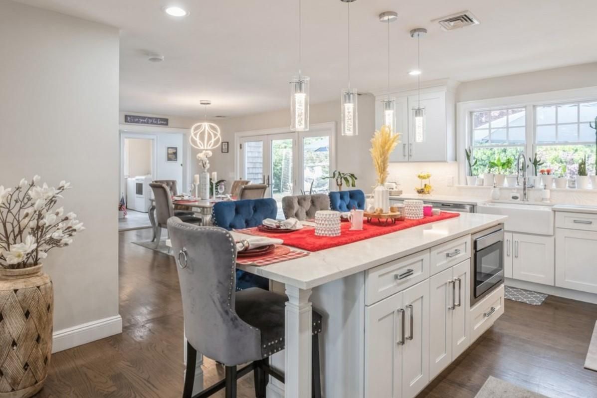 Dining room, Interior, Kitchen, Pendant Lights, Recessed Lighting, Wood Texture Flooring