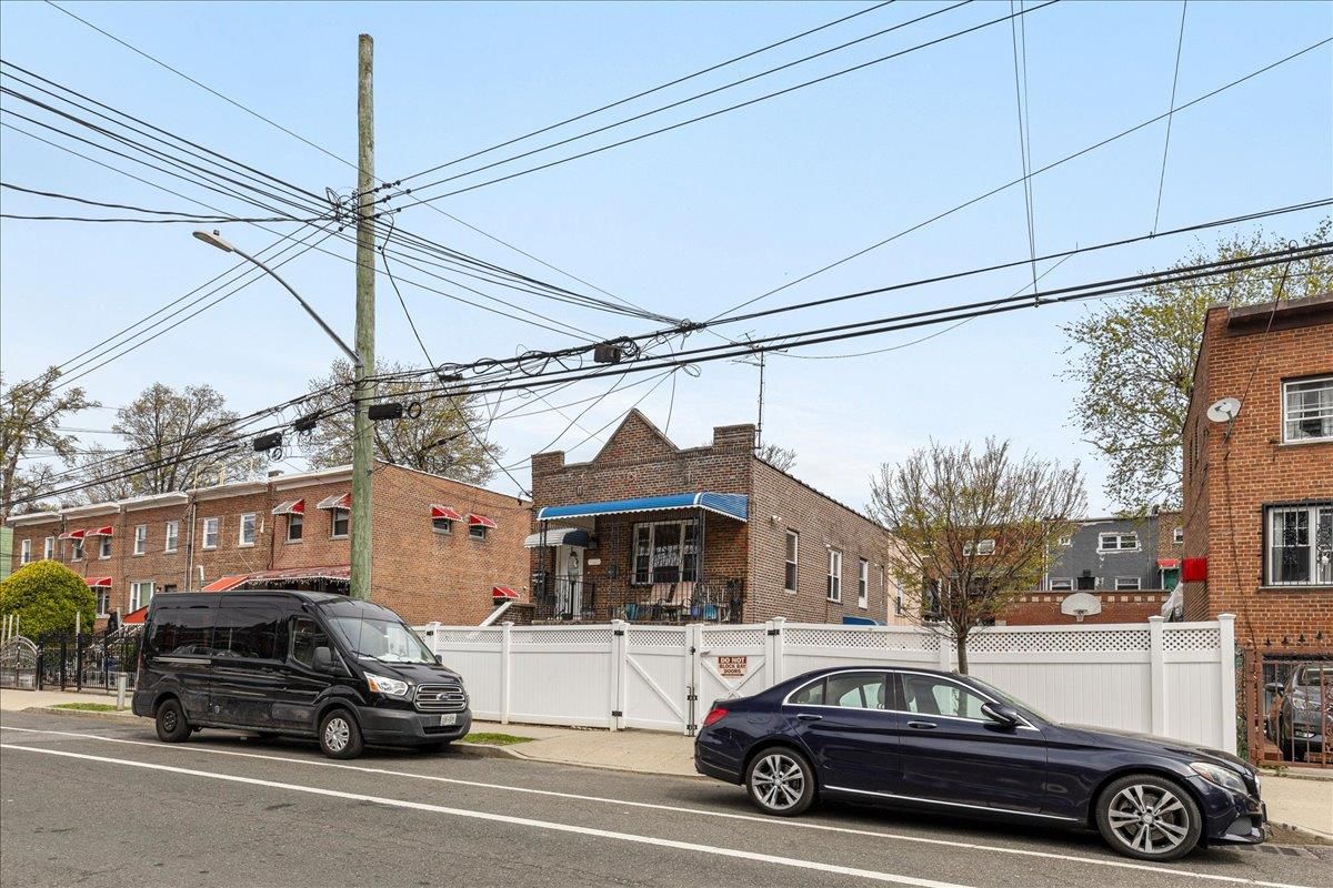 Exterior, Facade, Brick Facade, Rowhouse